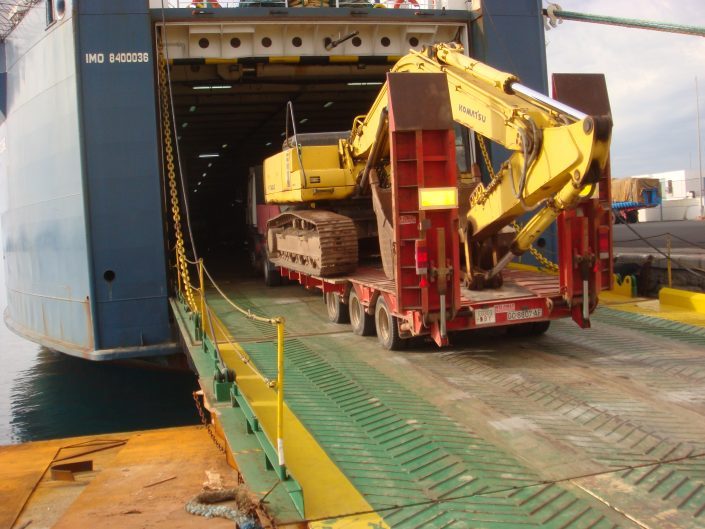 Charges véhicule roulé camions et machines et groupages maritime.